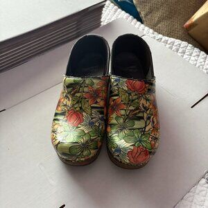 Dansko Floral Nursing Clogs – Women’s Size 8 (EU 38) – Comfort Work Shoes